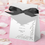 Caixinha De Lembrancinhas Casamento de decoração de prata<br><div class="desc">Belo na moda moderno e elegante Caixa de Favor de Casamento para seu dia especial. Com glamourosas espirais de prata na moda romântica e floresce as condecorações de canto em um fundo bonito de gradiente prateado. Design de casamento fascinante e sofisticado, adequado para todas as estações. Todo texto, fonte e...</div>
