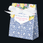 Caixinha De Lembrancinhas Casamento de Flores Rosa Dolce Vita Lemons<br><div class="desc">Os limões clássicos modernos de casamento com flores cor-de-rosa favorecem as caixas,  contra um fundo de azulejos de safra azul e branca.</div>