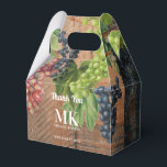 Caixinha De Lembrancinhas Casamento de Madeira e Uvas de Vinha Rústica<br><div class="desc">Uma bela combinação de textura rústica de madeira, uvas vindimadas e videiras e um monograma elegante. Design ideal para os entusiastas do país, vinhedo ou vinho. Presente de aniversário ideal, decoração de festas, decoração caseira, papelaria, presente de Natal ou presente para qualquer outra ocasião especial. Visite nosso compro para ver...</div>