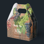 Caixinha De Lembrancinhas Casamento de Monograma de Videira Rústica com Made<br><div class="desc">Uma bela combinação de textura de madeira rústica, uvas e videira vintage e um monograma elegante. Design ideal para entusiastas do campo, vinhedos ou vinho. Presente de aniversário ideal, decoração de festa, decoração de casa, papelaria de escritório, presente de Natal ou presente para qualquer outra ocasião especial. Visite nossa loja...</div>