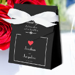 Caixinha De Lembrancinhas Casamento Elegante Branco Negro e Coração Vermelha<br><div class="desc">Elegante Casamento Negro Branco E Coração Vermelha Obrigado A Caixas Favoráveis. As bonitas caixas de favor dão as boas-vindas. O favor personalizado perfeito de convidado de casamento e tão elegante nas suas mesas de recepção. Clique em personalizar este modelo para personalizá-lo com seus próprios nomes de noiva e noiva e...</div>