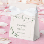 Caixinha De Lembrancinhas Casamento Geométrico Verde Minimalista Moderno<br><div class="desc">Caixas de lembranças de casamento frescas e modernas com uma moldura geométrica dourada, acentos verdes elegantes e design minimalista limpo. Personalize facilmente com seus nomes, data e detalhes especiais. Perfeito para casamentos botânicos, de jardim ou ao ar livre com um estilo contemporâneo atemporal. Um belo modelo editável ideal para celebrações...</div>