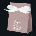 Caixinha De Lembrancinhas Casamento Minimalista em Rosa Dourado e Branco<br><div class="desc">Sacos de presente de casamento deslumbrantes em cor Rosa Dourado que farão seu presente se destacar. Cada saco é adornado com uma inscrição romântica 'O amor é doce', adicionando um charme delicado e estilo único ao seu presente. Faça seu presente ser ainda mais especial com nossos sacos de presente de...</div>