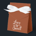 Caixinha De Lembrancinhas Casamento Minimalista na Cor Vermelho Ferrugem<br><div class="desc">O design apresenta um fundo vermelho ferrugem e texto branco.</div>