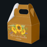 Caixinha De Lembrancinhas Casamento Personalizado de Autumn Sunflower<br><div class="desc">Caixa de Favoritos do outono/Casamento outono bonito apresenta buquê de girassol de cor d'água sobre fundo marrom ouro com blocos de texto personalizáveis brancos em fontes modernas</div>