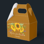 Caixinha De Lembrancinhas Casamento Personalizado de Autumn Sunflower<br><div class="desc">Caixa de Favoritos do outono/Casamento outono bonito apresenta buquê de girassol de cor d'água sobre fundo marrom ouro com blocos de texto personalizáveis brancos em fontes modernas</div>