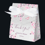 Caixinha De Lembrancinhas Casamento Personalizado De Cerveja Blossomo De Pra<br><div class="desc">A cereja rosa bonito floresce num fundo brilhante prateado. Caixa de favor botânico bonito com um obrigado que você escreve, noiva personalizada, nomes de noiva e noiva e data de casamento. Exibir a coleção nesta página para localizar produtos correspondentes. Para alterações maiores, como outros eventos, remover ou adicionar elementos de...</div>