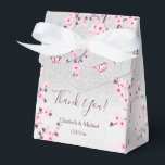 Caixinha De Lembrancinhas Casamento Personalizado De Cerveja Blossomo De Pra<br><div class="desc">A cereja rosa bonito floresce num fundo brilhante prateado. Caixa de favor botânico bonito com um obrigado que você escreve, noiva personalizada, nomes de noiva e noiva e data de casamento. Exibir a coleção nesta página para localizar produtos correspondentes. Para alterações maiores, como outros eventos, remover ou adicionar elementos de...</div>