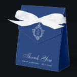 Caixinha De Lembrancinhas Casamento Real Blue Silver Crest Monograma Obrigad<br><div class="desc">Uma caixa de favoritos de casamento azul real. No flape, tem uma crista de folha prateada falsa com um monograma, de duas iniciais. A mensagem Obrigado está escrita na parte inferior, num roteiro de cinza elegante, a ocasião e a data são escritas em bonés por baixo. O fundo é azul...</div>