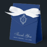 Caixinha De Lembrancinhas Casamento Real Blue Silver Crest Monograma Obrigad<br><div class="desc">Uma caixa de favoritos de casamento azul real. No flape, tem uma crista de folha prateada falsa com um monograma, de duas iniciais. A mensagem Obrigado está escrita na parte inferior, num roteiro de cinza elegante, a ocasião e a data são escritas em bonés por baixo. O fundo é azul...</div>