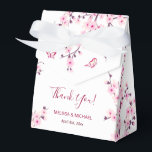 Caixinha De Lembrancinhas Cerejeiras Rosa Branco Casamento Personalizado<br><div class="desc">Esta caixa de lembrança para festa de casamento apresenta lindas flores de cerejeira rosa em um fundo branco. Caixa de lembrança botânica fofa com um texto de agradecimento e nomes personalizados do noivo e da noiva e data do casamento.</div>