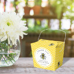 Caixinha De Lembrancinhas Chá de fraldas Amarelo Da Mãe Para A Bee Da Vintag<br><div class="desc">Um fundo branco clássico e amarelo com uma doce abelha d'água e uma tipografia inspirada na vintage são as características desta caixa de favoritos de chá de fraldas neutra. Basta editar o modelo com seus detalhes e escolher qualquer opção. Convites, notas de agradecimento e outros itens de coordenação estão disponíveis...</div>