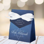 Caixinha De Lembrancinhas Chic Bat Mitzvah Star do Partido Azul Personalizad<br><div class="desc">Belas e profundas sombras de azul escuro criam uma textura como água nesta caixa de favoritos personalizável do partido Bat Mitzvah. Escrita elegante e minimalista com o nome da sua filha na sutil Estrela de David para uma celebração judaica.</div>
