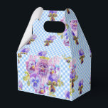 Caixinha De Lembrancinhas Chique Azul Gingham Pansy Bolo Floral de Casamento<br><div class="desc">design de Bolo Floral de Gingham Azul chique,  com um nome totalmente personalizável. Projetado a partir de um dos meus desenhos originais de gato,  um mosto para todos os amantes de gatos!</div>