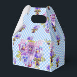 Caixinha De Lembrancinhas Chique Azul Gingham Pansy Bolo Floral de Casamento<br><div class="desc">design de Bolo Floral de Gingham Azul chique,  com um nome totalmente personalizável. Projetado a partir de um dos meus desenhos originais de gato,  um mosto para todos os amantes de gatos!</div>