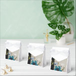 Caixinha De Lembrancinhas Coleção de Convite de Casamento de Local Elegante<br><div class="desc">Celebre seu dia especial com este convite de casamento de renda maravilhosamente desenhado. Apresentando uma delicada camada de renda, este convite exude romance e elegância eterno. O fundo macio e pastel e o trincado local detalhando criam um olhar sofisticado e inspirado em vintage, perfeito para qualquer tema de casamento. Personalize...</div>
