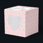 Caixinha De Lembrancinhas Cor-de-rosa com pérolas<br><div class="desc">Coração branca com novos nomes em pincel e padrão de pérolas brancas. A cor de fundo pode ser alterada.</div>