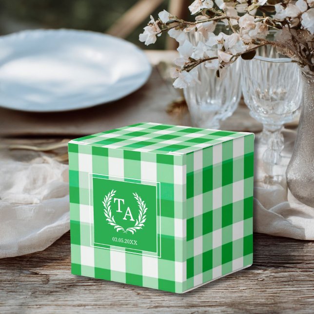 Caixinha De Lembrancinhas Crista de Monograma Gingham Verde (Green Gingham Monogram Crest Favor Boxes for your wedding or other Occasions.)