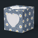 Caixinha De Lembrancinhas Denim Azul Com Margaridas<br><div class="desc">Coração branco com nomes de recém-casados em denim de jeans azul e padrão de margarida.</div>