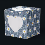 Caixinha De Lembrancinhas Denim Azul Com Margaridas<br><div class="desc">Coração branco com nomes de recém-casados em denim de jeans azul e padrão de margarida.</div>