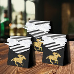 Caixinha De Lembrancinhas Derby Dourado Racecavalo e Jockey<br><div class="desc">As caixas de favoritos do estilo tenente apresentam um cavalo de corrida em cintilação dourada suja em listras pretas e pretas e brancas no topo. Mude as cores de fundo para qualquer coisa! Excelente para o partido Derby, Derby chá de panela, festa de aniversário, aposentadoria e muito mais. CORRESPONDENTE a...</div>