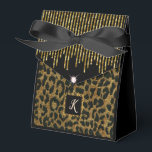 Caixinha De Lembrancinhas Dourado e Maculado<br><div class="desc">Bela caixa de favor com lantejoulas douradas impressas com diamante na parte superior e estampa de leopardo na frente e atrás. A letra do monograma personalizável está em uma moldura dourada e fundo preto. É perfeito para qualquer ocasião como aniversário,  casamento,  aniversário e mais</div>