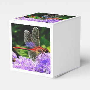 Caixinha De Lembrancinhas Dragonfly Vermelha em Flores Violetas Roxos