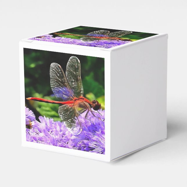 Caixinha De Lembrancinhas Dragonfly Vermelha em Flores Violetas Roxos (Frente)