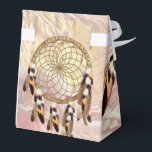 Caixinha De Lembrancinhas Dream Catcher Wedding<br><div class="desc">Um design de caçador de sonhos com guarnições douradas e marrons que inclui uma teia redonda de vida em círculo de bambu com penas castanhas e miçangas vermelhas em um fundo de pena macia para um casamento.</div>