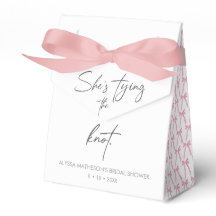 Ela está dando o nó Laço de fita chic para chá de 