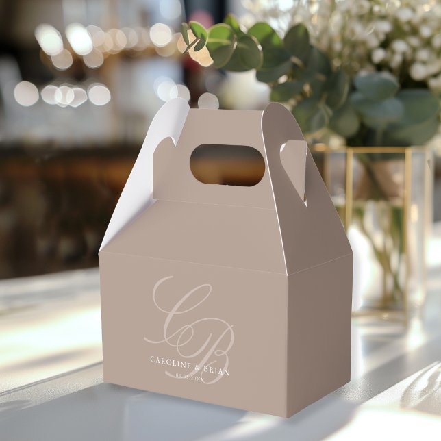 Caixinha De Lembrancinhas Elegante, Monograma, Casamento (Elegant, Monogram, Wedding Favor Boxes with your name and date. Mocha Mousse-Light-Brown.)