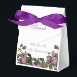 Caixinha De Lembrancinhas Elegante Seja Minha Bridesmaid Vintage Purple Flor<br><div class="desc">Preencha esta bonito caixa de presentes com guloseimas como um convite para a sua madrinha. O design é de uma bela ilustração floral vintage em matizes roxas e mauvas. Mostrado em um plano de fundo branco, você pode alterar a cor, personalizar a mensagem, os nomes e a data; também o...</div>