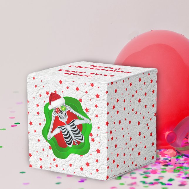 Caixinha De Lembrancinhas Esqueletos de Natal bonitos que odeiam estrelas ve (Funny Skeleton ornament eyes hat Red and green on textured white with red stars Christmas gift box.)