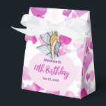 Caixinha De Lembrancinhas Fada Aniversariante Princesa Corações Rosa Desenho<br><div class="desc">Desenhado com base no meu desenho de moda de uma linda moça loira usando um deslumbrante vestido branco cinza clássico e elegante com pétalas de flor. O design tem texto personalizável no centro e bolhas de coração rosa no fundo. Presente perfeito para amantes de moda! Personalizável com seu próprio texto...</div>