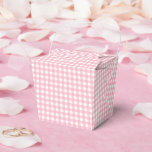 Caixinha De Lembrancinhas Faye e Lauren Pink Clássica Xadrez Gingham<br><div class="desc">Apresentando nossas encantadoras caixas de favoritos desenhadas por gingham, a maneira perfeita de expressar gratidão ao seu casamento, aniversário ou convidados corporativos. Estas caixas de favor personalizadas fazem com que seus convidados se sintam especiais e deixem uma impressão duradoura. Cada caixa de favoritos possui dimensões de 4 polegadas de largura,...</div>