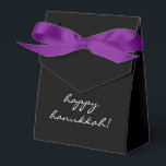 Caixinha De Lembrancinhas Feliz Hanukkah Chanukah Clássico Moderno<br><div class="desc">Esta apresentação eleva a prenda tradicional do feriado "gelt",  pequenas quantias de dinheiro ou a variedade de chocolate!</div>