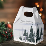Caixinha De Lembrancinhas Felizes Férias de inverno Árvores de Natal Moderna<br><div class="desc">Uma bela cena de inverno de uma floresta cheia de neve de chuveiro verde escuro e abetos e um céu de cinza pálida decora esta caixa de festas de Natal para um casamento ou gala de Natal. Este desenho moderno de uma paisagem natural nevada é perfeito para um evento de...</div>