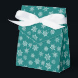 Caixinha De Lembrancinhas Feriado Azul de Neve no Inverno<br><div class="desc">Caixa de favoritos azul com arco de fita. A caixa é gravada com flocos de neve brancos e cinzas de tamanhos variados. Perfeito para as reuniões de festas, presentes de anfitrião, bens cozidos e muito mais. O design está disponível em uma coleção curada de cores modernas de feriado. Entre em...</div>