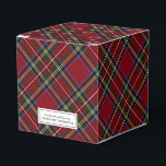 Caixinha De Lembrancinhas Feriado Clássico de Tartan Vermelho<br><div class="desc">Esta caixa de presentes, adornada com um padrão clássico de tartan vermelho, é perfeita para adicionar um toque de elegância festiva a qualquer presente feito à mão. Um rótulo saboroso na frente declara orgulhosamente "feito à mão com amor por" com seu nome. Esta caixa é ideal para presentes feitos à...</div>