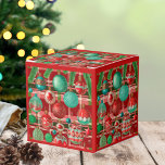 Caixinha De Lembrancinhas Feriado da Xadrez Vermelha Tradicional<br><div class="desc">Melhore suas celebrações de feriado com o design "Feriado de Xadrez Vermelha e Verde", perfeito para adicionar um toque festivo à sua casa e presentes. Este design clássico apresenta ornamentos lindamente ilustrados sobre um fundo de xadrez eterno, fazer ideal para embrulhar papel, guardanapos de cocktail, sacos de presente, placas de...</div>