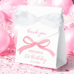 Caixinha De Lembrancinhas Festa de aniversário Cor-de-rosa brilhante Obrigad<br><div class="desc">Expresse sua gratidão com elegância usando nossa Festa de aniversário Cor-de-rosa-pincelada Obrigado Nomear Caixas de Favor! Estas caixas encantadoras apresentam uma cor rosa pincelada e um obrigado personalizado que você envia, fazer-as perfeitas para adicionar um toque especial à sua celebração. Ideal para embalagens de pequenos presentes ou tratamentos, eles são...</div>