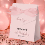 Caixinha De Lembrancinhas Festa de aniversário Cor-de-Rosa Rosa Muito Obriga<br><div class="desc">Expresse sua gratidão com elegância usando nossa Festa de aniversário Cor-de-rosa-pincelada Obrigado Nomear Caixas de Favor! Estas caixas encantadoras apresentam uma cor rosa pincelada e um obrigado personalizado que você envia, fazer-as perfeitas para adicionar um toque especial à sua celebração. Ideal para embalagens de pequenos presentes ou tratamentos, eles são...</div>