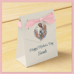 Caixinha De Lembrancinhas Floral Watercolor Dia das Mães Mãe para Ser Dotada<br><div class="desc">Projetada para coordenar com a nossa coleção "Floral Watercolor Madame's Day Mãe to Be", esta caixa de presentes é perfeita para oferecer a uma futura mãe para o Dia das Mães. O texto é totalmente personalizável. Perfeito para qualquer pequeno presente que você está dando à mamãe que espera. Veja toda...</div>