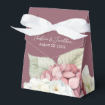 Caixinha De Lembrancinhas Flores de Hydrangea, Cor-de-Água Rosa e Branca, em<br><div class="desc">Esta caixa de presente romântica apresenta uma design floral de aquarela com hífenes cor-de-rosa e branco sobre um fundo cor de rosa. Buquês deliciosos de flores de hydrangea são ilustrados em torno da parte inferior.</div>