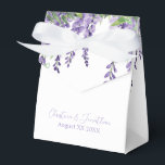 Caixinha De Lembrancinhas Flores de Wisteria de Aquarela Roxa<br><div class="desc">Esta caixa de presentes romântica apresenta um design floral de aquarela com asteria roxa. Vinhas deliciadas de flores de wisteria são pintadas na parte superior.</div>