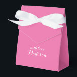 Caixinha De Lembrancinhas Fuchsia Gift Box<br><div class="desc">Esta caixa de presente de na moda é um rosa brilhante, acentuado com lindos scripts de fita, que é fácil de personalizar.</div>