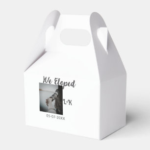 Caixinha De Lembrancinhas Fugimos recém-casados adicionar foto nome data let