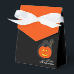 Caixinha De Lembrancinhas Gato na Abóbora, Halloween<br><div class="desc">Gato na Pumpkin,  Bag do Favor do Halloween. Excelente de Halloween,  Birthdays e.t.c. Uma gata bonita vestindo um símbolo de pentagrama de bruxas em volta do pescoço enquanto se aperta sobre uma abóbora de Halloween.</div>