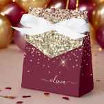 Caixinha De Lembrancinhas Glam Monograma da Rapariga Glitter Dourada da Borg<br><div class="desc">Dourado e Burgundy Sparkle Glitter Monograma Name e Boxes iniciais do Partido do Papel Isto faz o doce e perfeito presente de 16 anos,  casamento,  chá de panela,  aniversário,  chá de fraldas ou festa de solteira para alguém que ama luxo de luxo e estilos quíticos.</div>