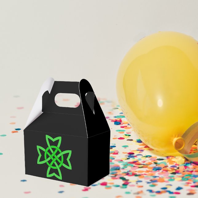 Caixinha De Lembrancinhas Green Celtic Knot irlandês (Bright green Irish Celtic knot abstract design on black party favor gift box.)